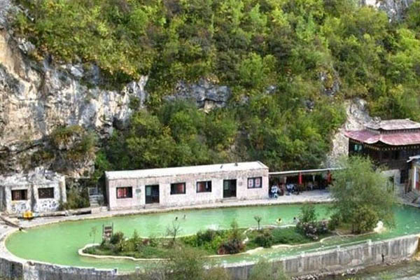 天生桥温泉景区