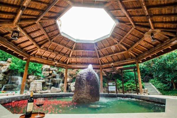 天乐湖温泉度假区
